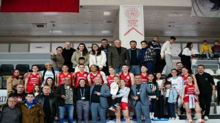 Manisanın tek kadın basketbol takımı zirve takibini sürdürüyor