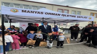 Manyasta Orman Haftasında fidanlar öğrencilere dağıtıldı
