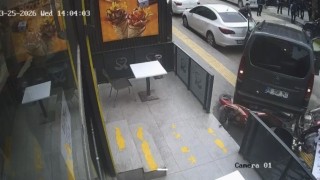 Mardinde geri manevra yapan araç motosikletlere çarptı