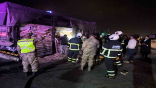 Mardinde hayvan yemi yüklü tırın dorsesinde yangın çıktı