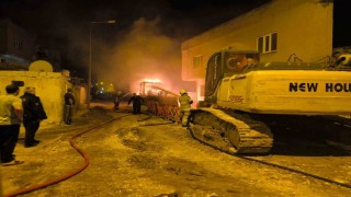 Mardinde park halindeki 2 iş makinesinde çıkan yangın söndürüldü