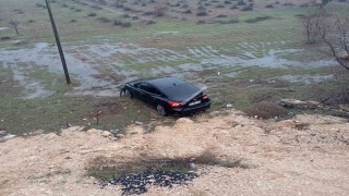 Mardinde şarampole yuvarlanan otomobildeki 2 kişi yaralandı