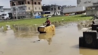 Mardinde yağmur suyu birikintisinde buzdolabı kasası kayık keyfi