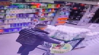 Marketten alkol çaldı, kimse görmeden şişeleri pantolonun içine soktu