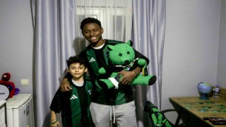 Maskot kostümünden futbolcu çıktı, çocuk taraftarın heyecandan elleri titredi