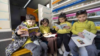 Mersinde çocuklar tiyatro ve Kitobüs ile buluştu