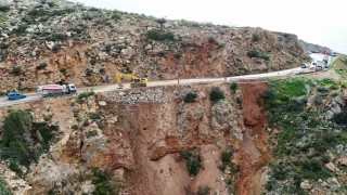 Mersinde çöken yolda çalışmalar sürüyor: Mersin-Antalya yolunda trafik kontrollü sağlanıyor