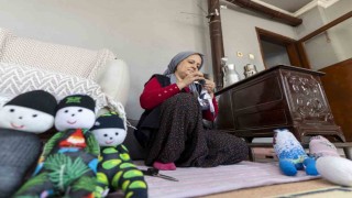 Mersinde evler atölyeye dönüştü: Kadınlar çoraptan oyuncak yapıyor