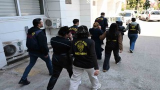 Mersinde evleri soyan kadın hırsızlar minibüste polise yakalandı