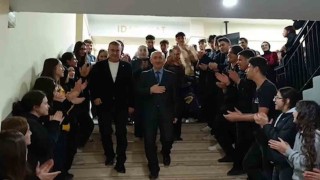 Meslek hayatında 50 bin öğrencinin hayatına dokunan 40 yıllık öğretmene alkışlar içerisinde hüzünlü veda