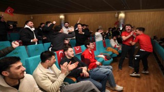 Milli maç heyecanı Osmangazide dev ekranda yaşandı