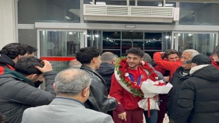 Milli sporcu Furkan Akar çiçeklerle karşılandı