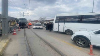 Minibüsle çarpışan tramvay raydan çıktı