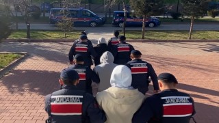 Minibüsün yan kapısının içinden bin 120 adet uyuşturucu hap çıktı
