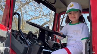 Minik öğrenciler ilk kez itfaiye aracına bindiler