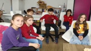Minik öğrencilerin demokrasi heyecanı