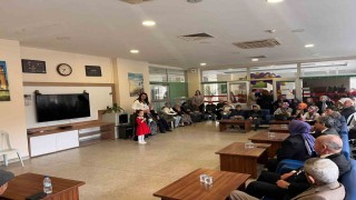 Miniklerden huzurevi sakinlerine anlamlı ziyaret