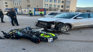 Motosiklet ile otomobil çarpıştı: 1 yaralı