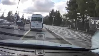 Motosiklet sürücüsünün tehlikeli anları kameraya yansıdı