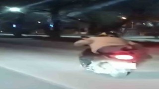 Motosiklet sürücüsünün trafikte tehlikeli anları kamerada