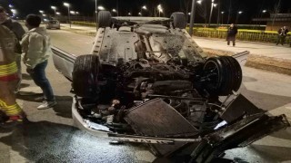 Motosiklete çarpan otomobil takla atarak ters döndü: 2 yaralı