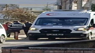 Motosikleti üzerine devrilen sürücü yaralandı