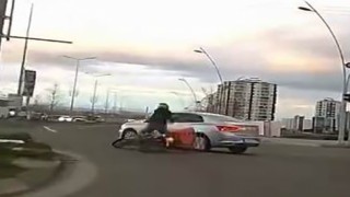 Motosikletin otomobille çarpışma anı kamerada