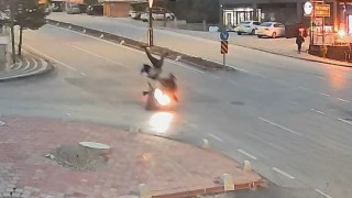 Motosikletin yayayı havaya uçurduğu an kameraya yansıdı: 2 yaralı