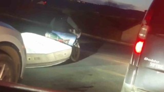 Motosikletle yatak taşıdı