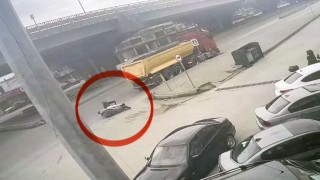 Motosikletli tırın altına girmekten son anda kurtuldu