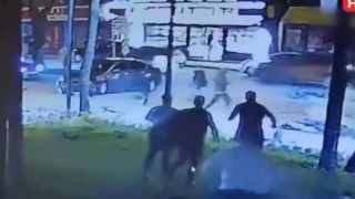 Motosikletlinin metrelerce sürüklendiği feci kaza kamerada
