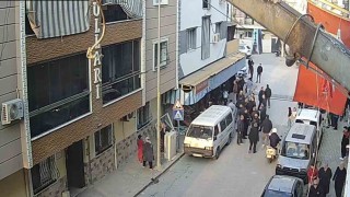 Motosikletliye çarpmamak için bakkala girdi