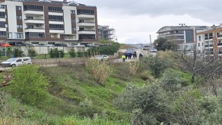 Mudanyada yağmur sonrası site önündeki yol çöktü