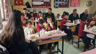 Müdür Bozyelden köy okulu öğrencilerine döner ve ayran sürprizi
