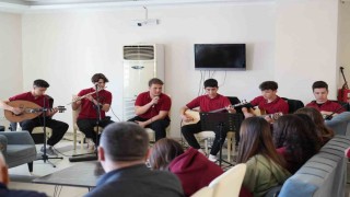 Muğlada liseli gençlerden huzurevi sakinlerine müzik ziyafeti
