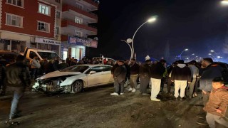 Muradiyede otomobil ve kamyonet çarpıştı: 2 yaralı
