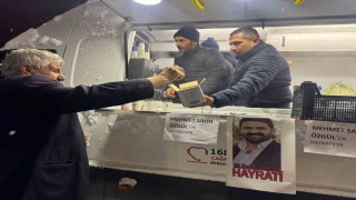 Muradiyede teravih sonrası lokma ikramı
