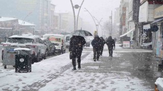 Muşta 40 köy yolu kapandı, mahsur kalan hasta kurtarıldı