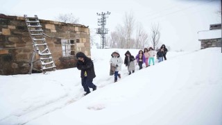 Muşta kar üstünde bayram sevinci