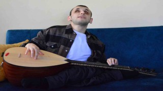 Müzik aşkı engellerini aştı: Çaldığı enstrümanlarla hayata tutunuyor