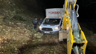 Navigasyonun yanılttığı 3 kişi, dağ yolunda araçla çamura saplanarak mahsur kaldı