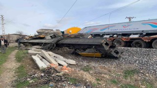 Nevşehir'de yük treni tıra çarptı: 2 makinist yaralandı