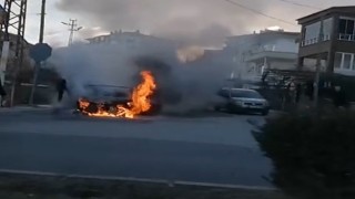 Niğdede park halindeki otomobil alev alev yandı