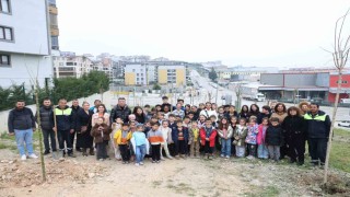 Nilüferde minikler doğa için fidan dikti