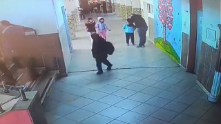 Nöbetçi öğretmen Heimlich manevrası ile öğrenciyi hayata döndürdü