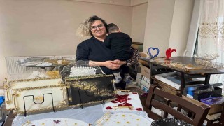 Oğlunun tedavi masrafları için evini atölyeye çevirdi