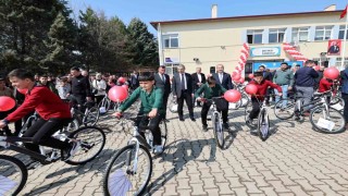 Öğrenciler hediyelerini protokol üyelerinden aldı