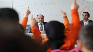 Öğrencilere kendi hikayesini anlattı