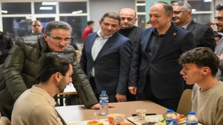 Öğrencilerle sahur sofrasında bir araya geldi