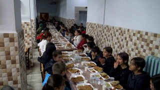 Öğretmen-veli dayanışmasıyla köy okulunda öğrencilere restoran tadında iftar yemeği